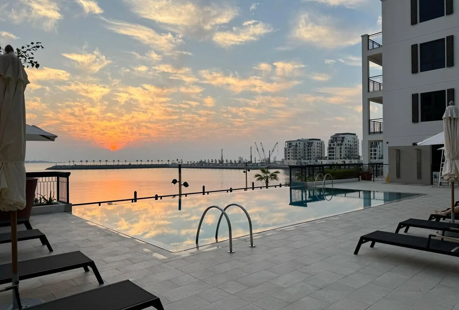 Stunning 2 Beds La Rive B2 Port Dela Mer Dubai Apartment